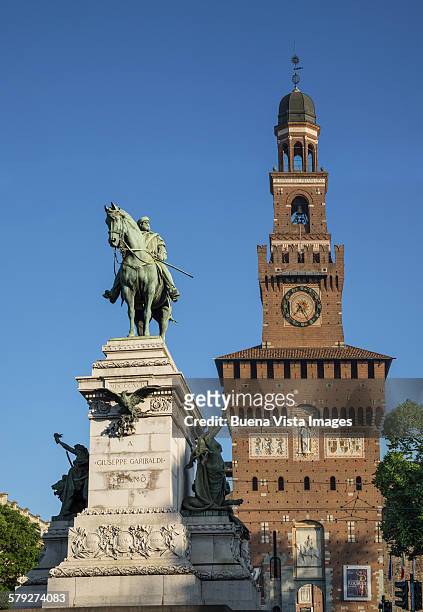 statue of garibaldi and the sforza castle in milan - castello sforzesco - fotografias e filmes do acervo