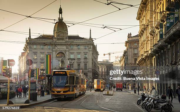 a tram downtown milan - milaan stockfoto's en -beelden