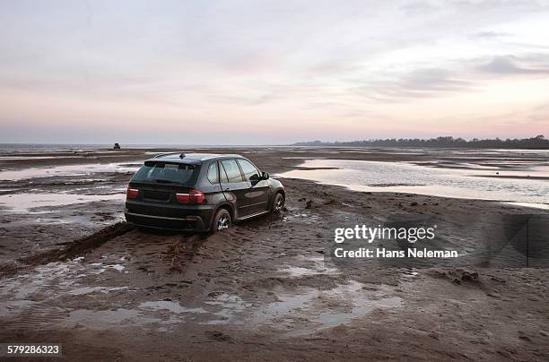 car stuck in the mud - trap 個照片及圖片檔