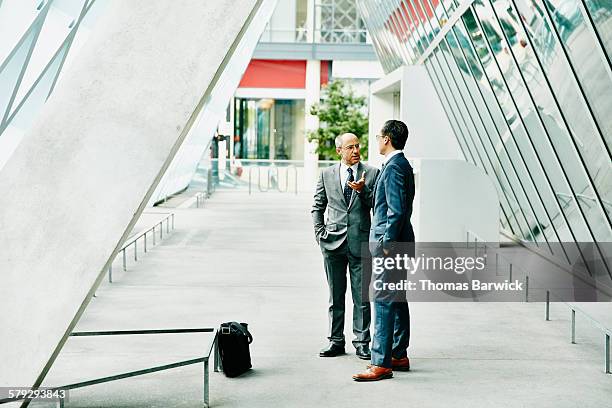 businessman in discussion with colleague outside - wisdom knowledge modern stockfoto's en -beelden