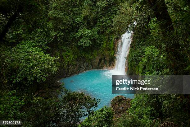 rio celeste waterfall in costa rica - parque nacional volcán tenorio fotografías e imágenes de stock