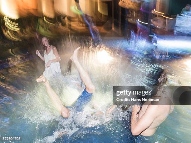 group of friends having fun at pool party - pool party - fotografias e filmes do acervo