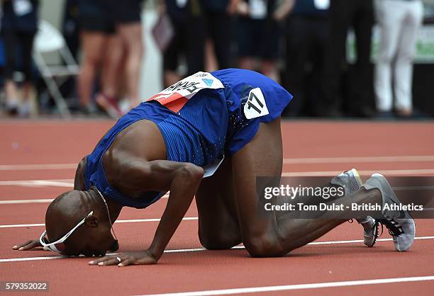 Mo Farah of Great Britain celebrates winning the Mens 5000m on day two of the Muller Anniversary Games at The Stadium - Queen Elizabeth Olympic Park...