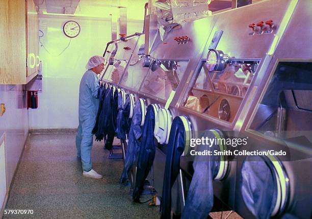 373 High Containment Lab Stock Photos, High-Res Pictures, and Images ...