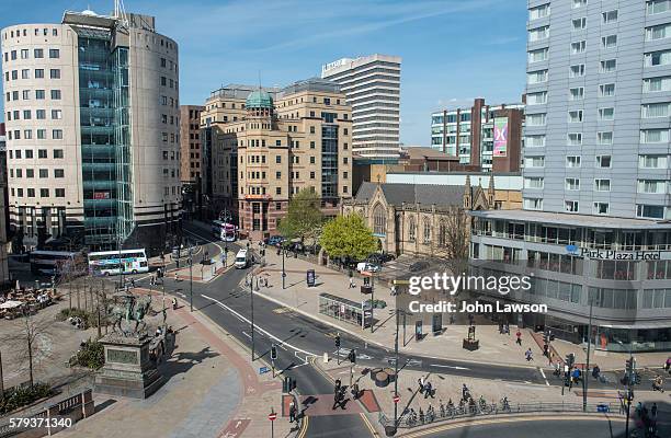city square, leeds - leeds photos et images de collection