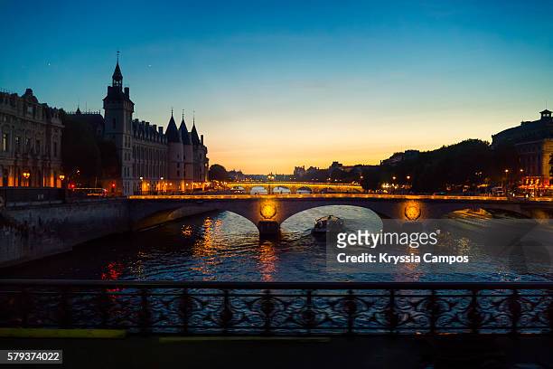 river seine and pont au change by night - paris nice 個照片及圖片檔