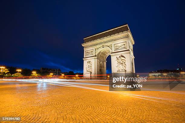arc de triomphe at night - arc de triomphe paris stock pictures, royalty-free photos & images