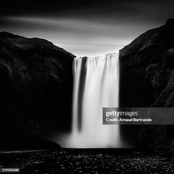 cascade skogafoss - chute d'eau stock pictures, royalty-free photos & images