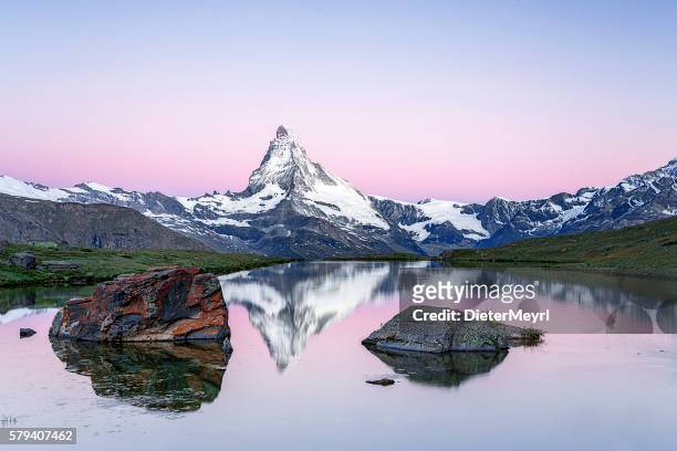 matterhorn bei sonnenaufgang mit stellisee im vordergrund - schweizer alpen stock-fotos und bilder