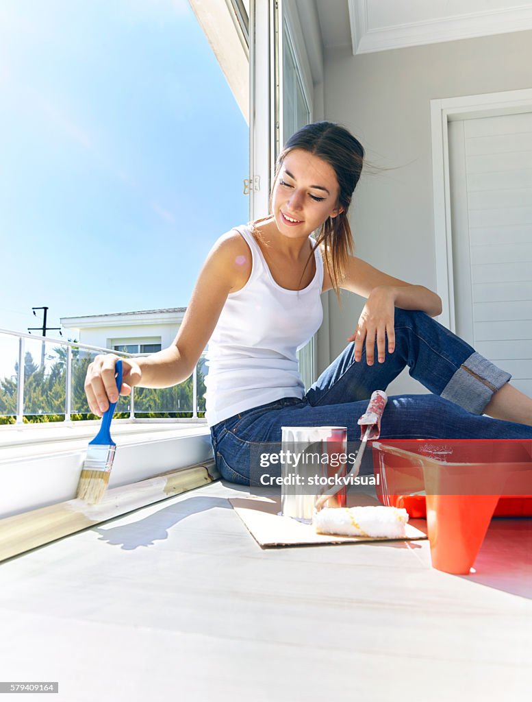 Junge Frau painting Fenster mit