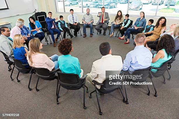 gruppo di discussione diversificato - bambini seduti in cerchio foto e immagini stock