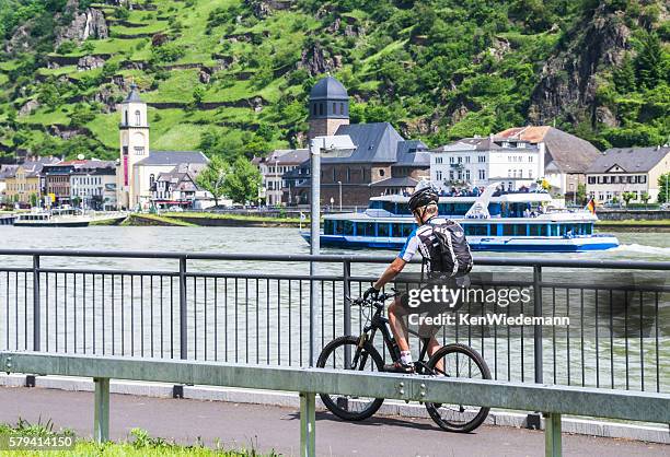 fahrrad entlang des rheins - rhein stock-fotos und bilder