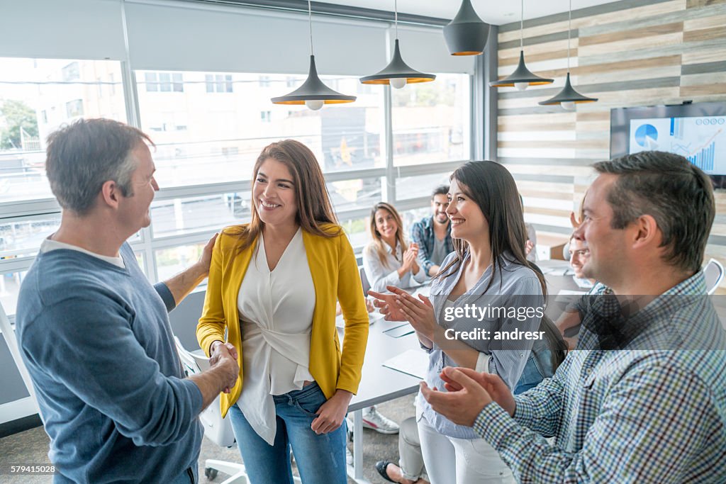 Femme d’affaires obtenir une promotion
