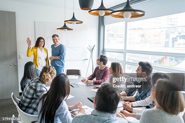 personas en una reunión de negocios  - bienvenida fotografías e imágenes de stock