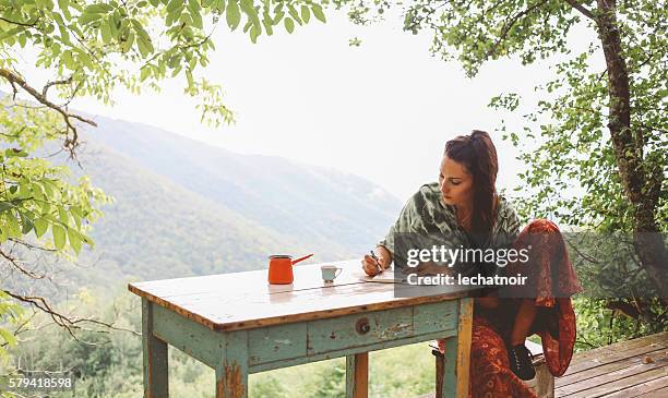 mujer joven relajándose en la hermosa naturaleza - authors fotografías e imágenes de stock