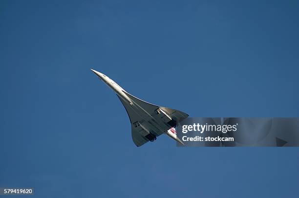 british airways concorde supersonic airplane - supersonisch vliegtuig stockfoto's en -beelden