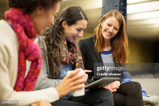 trois jeunes amis en attente pour train - woman sitting train station photos et images de collection