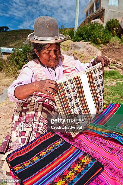 femme de bolivie qui vendent des souvenirs, isla del sol, bolivie - bolivia photos et images de collection