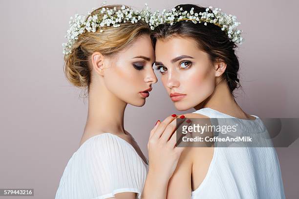 スタジオで二人の美しい女の子 - wedding elegant ストックフォトと画像