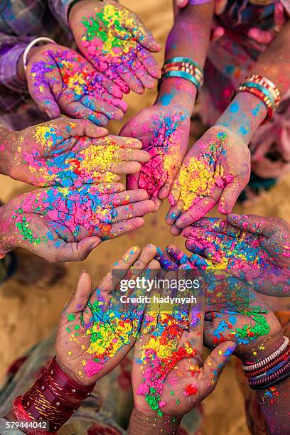 indiana grupo de crianças brincando holi em rajastão, índia - holi - fotografias e filmes do acervo