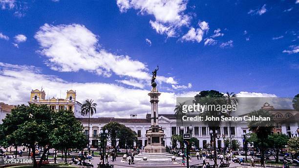monument to the heroes of independence on plaza grande - quito stock pictures, royalty-free photos & images