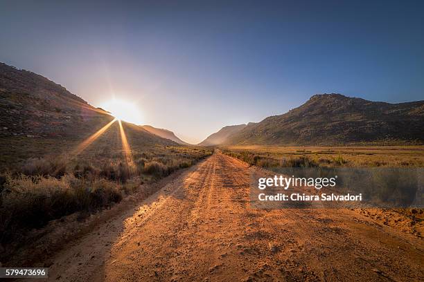 the cederberg wilderness area, south africa - sunset road photos et images de collection