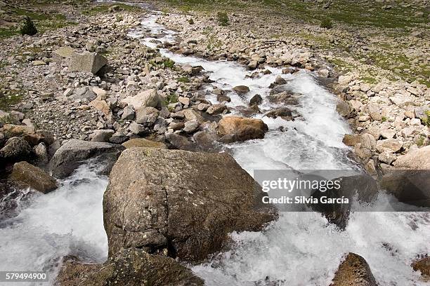 riumal, aigüestortes park national, pyrenees. lleida, catalonia - deshielo stock-fotos und bilder