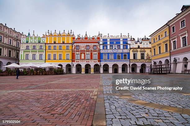 buildings in the great market square in zamosc, poland - zamość polen stockfoto's en -beelden