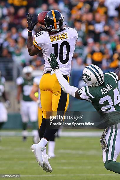 Pittsburgh Steelers wide receiver Martavis Bryant catches a long pass in front of New York Jets cornerback Phillip Adams during the game between the...