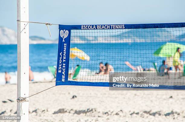 beach tennis net in detail - inteligente stock-fotos und bilder