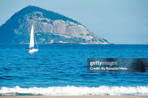 boat bottom and a mountain behind - estatua 個照片及圖片檔