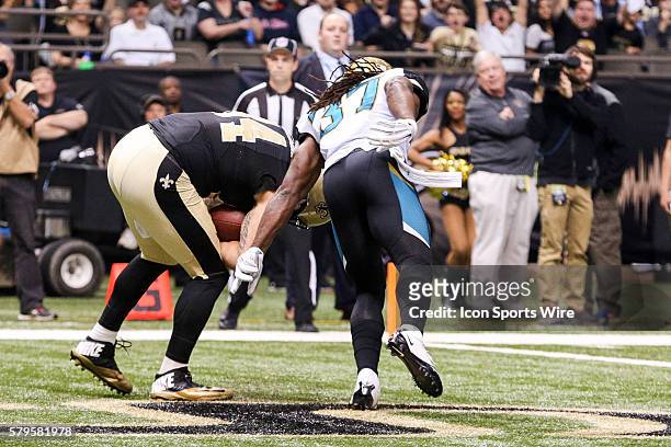 New Orleans Saints tight end Michael Hoomanawanui catches a touchdown against Jacksonville Jaguars running back Jonas Gray during the second half of...