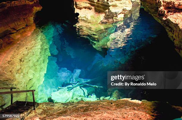 blue well, cave with blue lagoon in the chapada diamantina, brazil - chapada diamantina stock-fotos und bilder