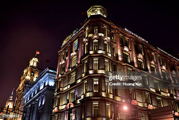 the exotic buildings in the bund of shanghai - peace hotel shanghai stock pictures, royalty-free photos & images