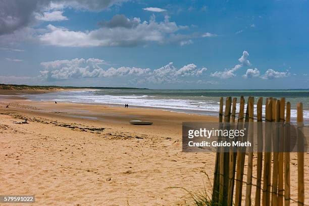 wooden fence and atlantic ocean. - longeville sur mer stock pictures, royalty-free photos & images