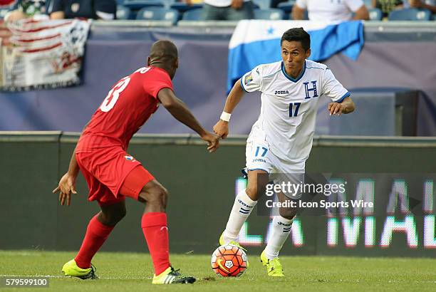 Honduras midfielder Andy Najar looks for a target as he takes on Panama defender Adolfo Machado . The Men's National Team of Honduras and the Men's...