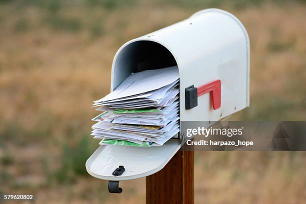 overflowing mailbox - domestic mailbox fotografías e imágenes de stock