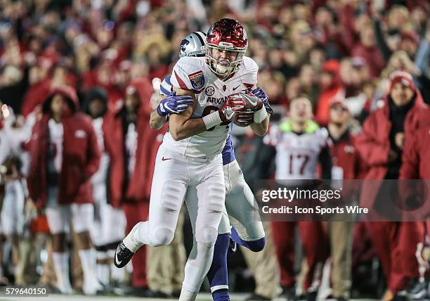 Henry Apple Razorbacks 78 Hunter Henry Arkansas Stock Photos, High-Res Pictures, and Images ...