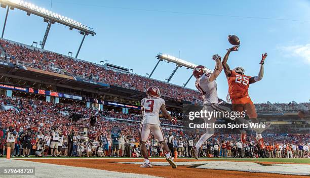 Clemson Tigers cornerback Cordrea Tankersley prevents Oklahoma Sooners tight end Mark Andrews from catching a pass in the endzone for a touchdown in...