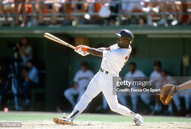 Marvell Wynne of the San Diego Padres bats during an Major League Baseball game circa 1986 at Jack Murphy Stadium in San Diego, California. Wynny...