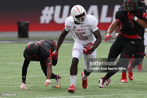 Team Heighlight wide receiver A.J. Brown breaks a tackle from Team Armour cornerback Saigon Smith during the 2016 Under Armour All-America Game at...