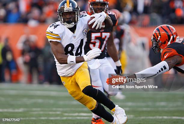 Pittsburgh Steelers wide receiver Antonio Brown runs with the ball during the third quarter against the Cincinnati Bengals at Paul Brown Stadium in...