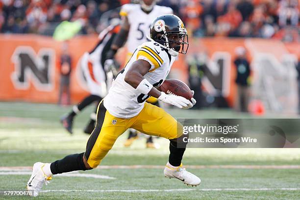 Pittsburgh Steelers wide receiver Antonio Brown runs with the ball after catching a pass during the third quarter of their 42-21 win over the...