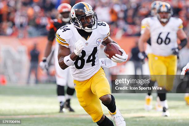 Pittsburgh Steelers wide receiver Antonio Brown runs with the ball during the Steelers 42-21 win over Cincinnati Bengals at Paul Brown Stadium in...