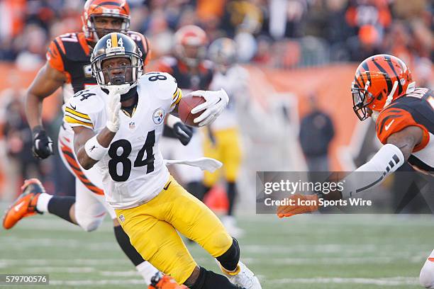 Pittsburgh Steelers wide receiver Antonio Brown runs with the ball during the Steelers 42-21 win over the Cincinnati Bengals at Paul Brown Stadium in...