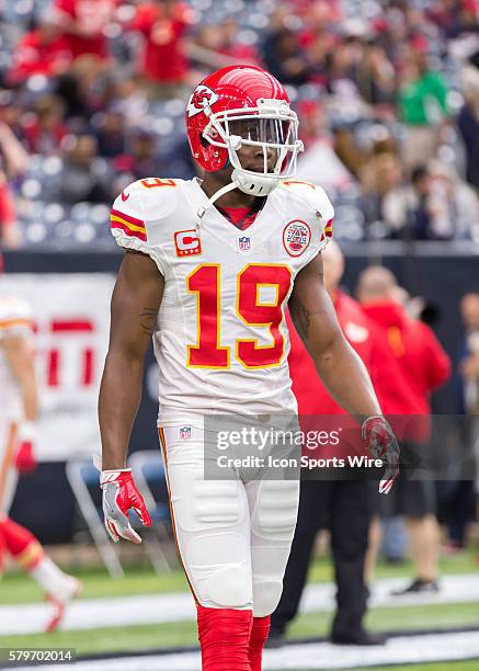 Kansas City Chiefs wide receiver Jeremy Maclin warms up during the NFL Wild Card game between the Kansas City Chiefs and Houston Texans at NRG...