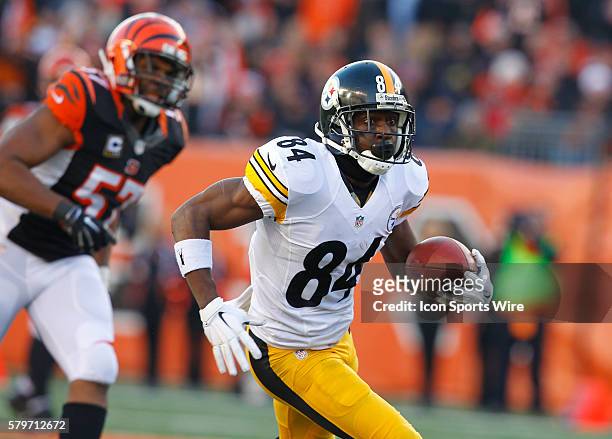 Pittsburgh Steelers wide receiver Antonio Brown fights to break free from Cincinnati Bengals' Terence Newman in their NFL game at Paul Brown Stadium...