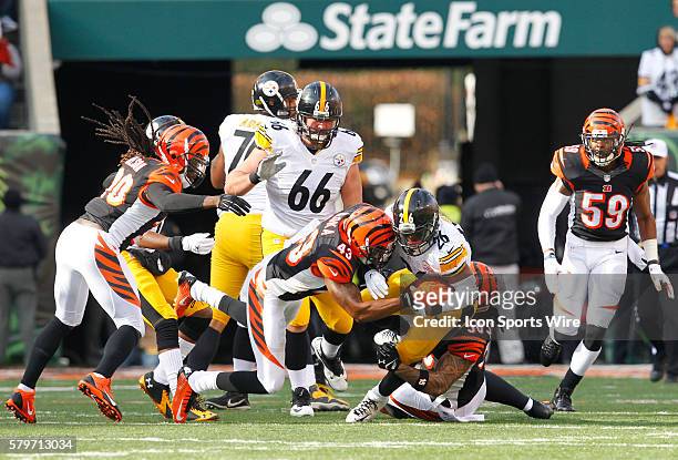 Pittsburgh Steelers' wide receiver Antonio Brown can't make the catch under pressure from Cincinnati Bengals' Terence Newman during the first half of...
