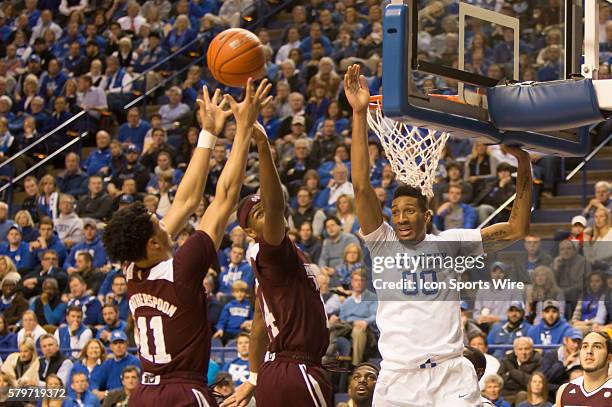 Mississippi State Bulldogs guard Quinndary Weatherspoon shoots as Kentucky Wildcats forward Marcus Lee tries to block during the 1st half of the NCAA...