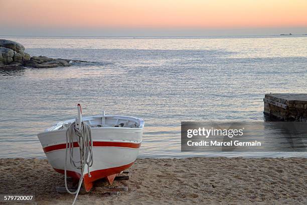 wooden boat on the beach at sunset - baix empordà foto e immagini stock